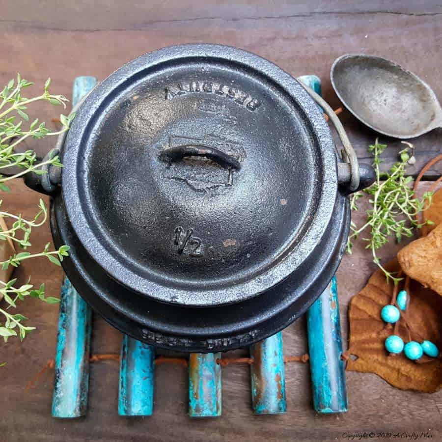 Add some rustic goodness to your kitchen with this easy DIY leather and patina copper trivet. Step-by-step tutorial with lots of photos! Includes instructions on how to patina copper with common household items. #coppertrivet #rustictrivet @copperpatinaDIY