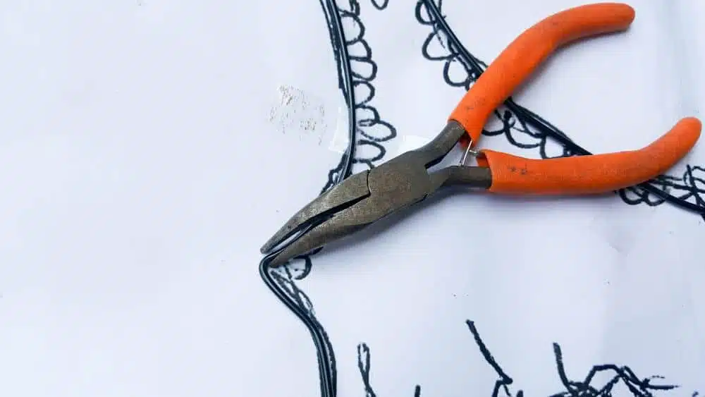 Bending the wire around tight corners. #WireArt #DIYTutorial #WallDecor