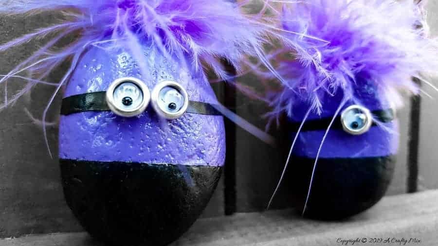 Make a few mutated minions. Easy child friendly craft idea. #minioncraftideas #minioncrafts #pebbleminions #evilminions #craftideas #kidscrafts #noughtsandcrosses #tictactoe #acraftymix
