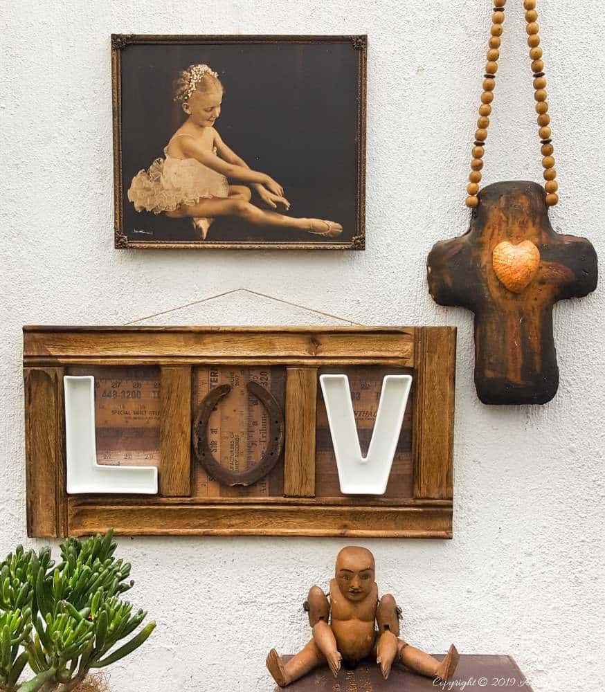 Quick & easy wall art using a horseshoe and letter dishes  #aCraftyMix #letterdishes #horseshoe #repurpose #walldecor #LuvWalldecor #horseshoerepurpose
