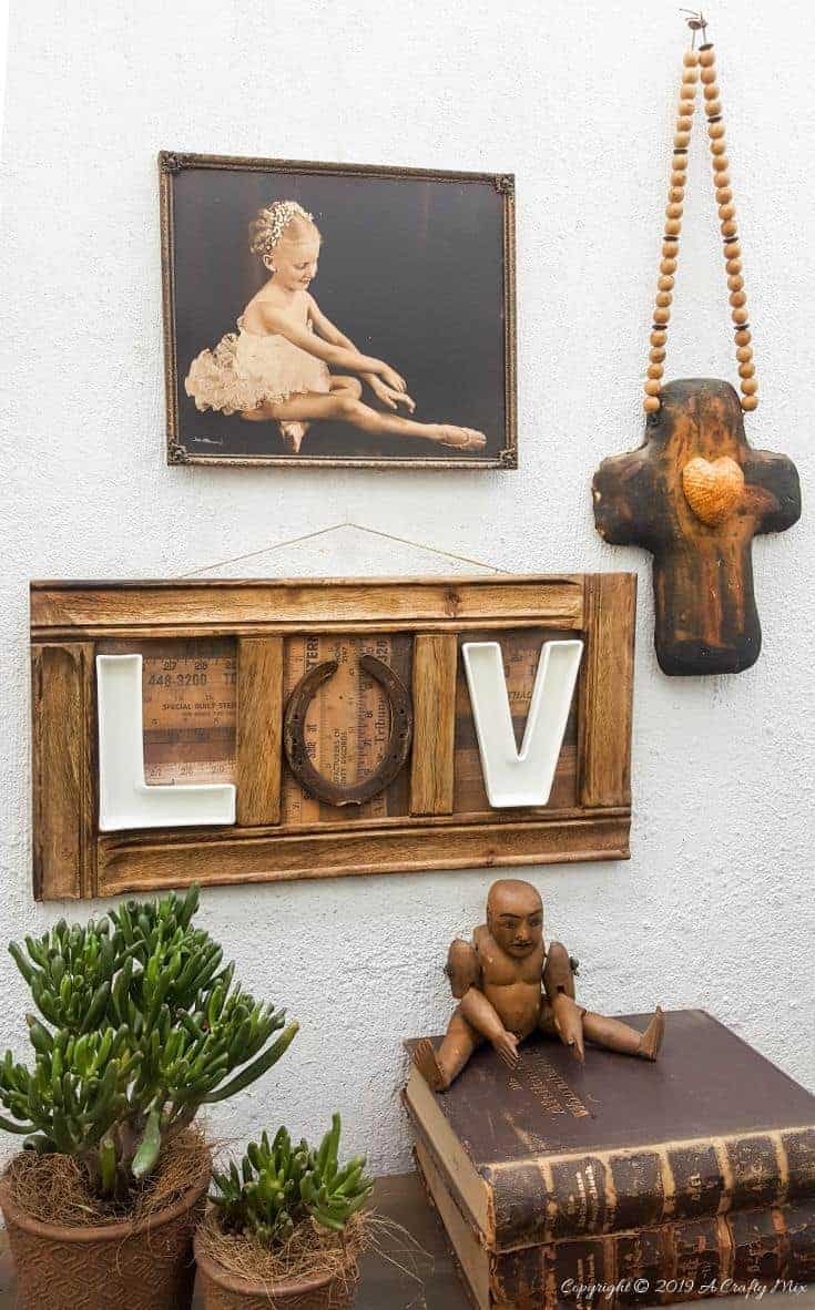 Quick & easy wall decor idea using a horseshoe and letter dishes #aCraftyMix #letterdishes #horseshoe #repurpose #walldecor #LuvWalldecor #horseshoerepurpose