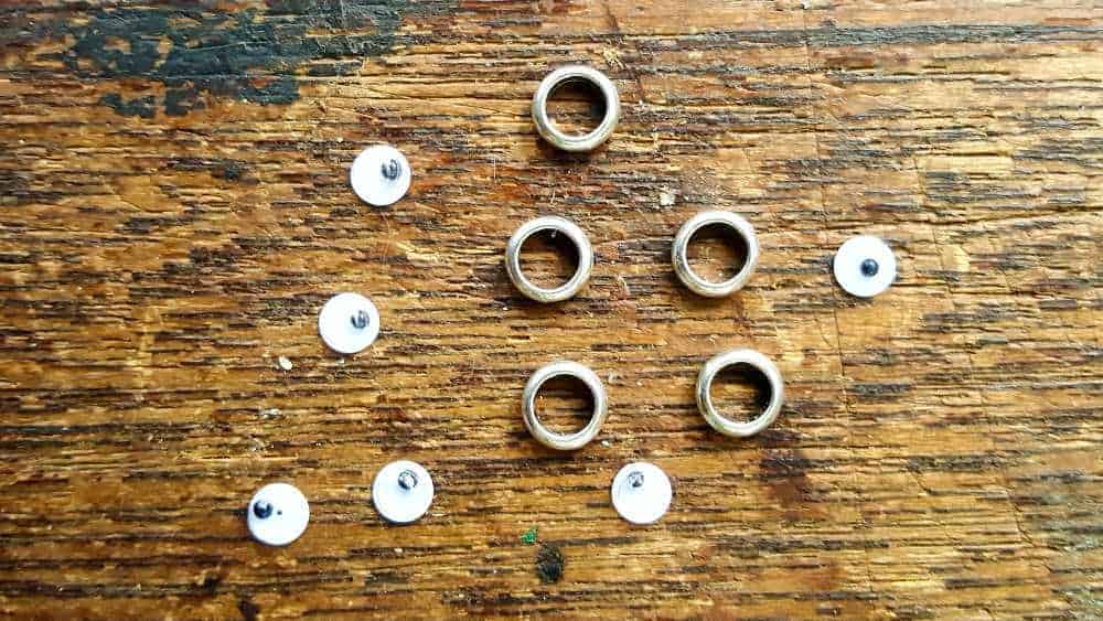 Making the pebble minion eyes.  #minioncraftideas #minioncrafts #pebbleminions #evilminions #craftideas #kidscrafts #noughtsandcrosses #tictactoe #acraftymix