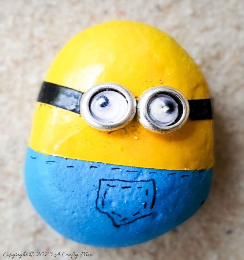 Calling all minion fans. These easy-to-make little guys are a huge hit with the kids and can be done in under an hour. You can give each one their own unique character and we'll even show you how to make their evil purple cousins. Get the full tutorial at A Crafty Mix