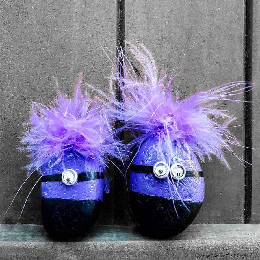 Make a few mutated minions. Easy child friendly craft idea. #minioncraftideas #minioncrafts #pebbleminions #evilminions #craftideas #kidscrafts #noughtsandcrosses #tictactoe #acraftymix