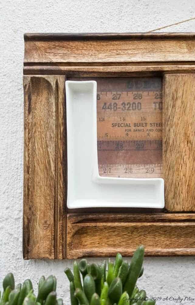 The framed letter L dish #aCraftyMix #letterdishes #horseshoe #repurpose #walldecor #LuvWalldecor #horseshoerepurpose