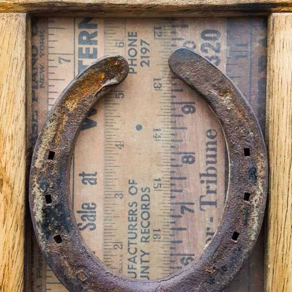 The framed horseshoe close-up #aCraftyMix #letterdishes #horseshoe #repurpose #walldecor #LuvWalldecor #horseshoerepurpose