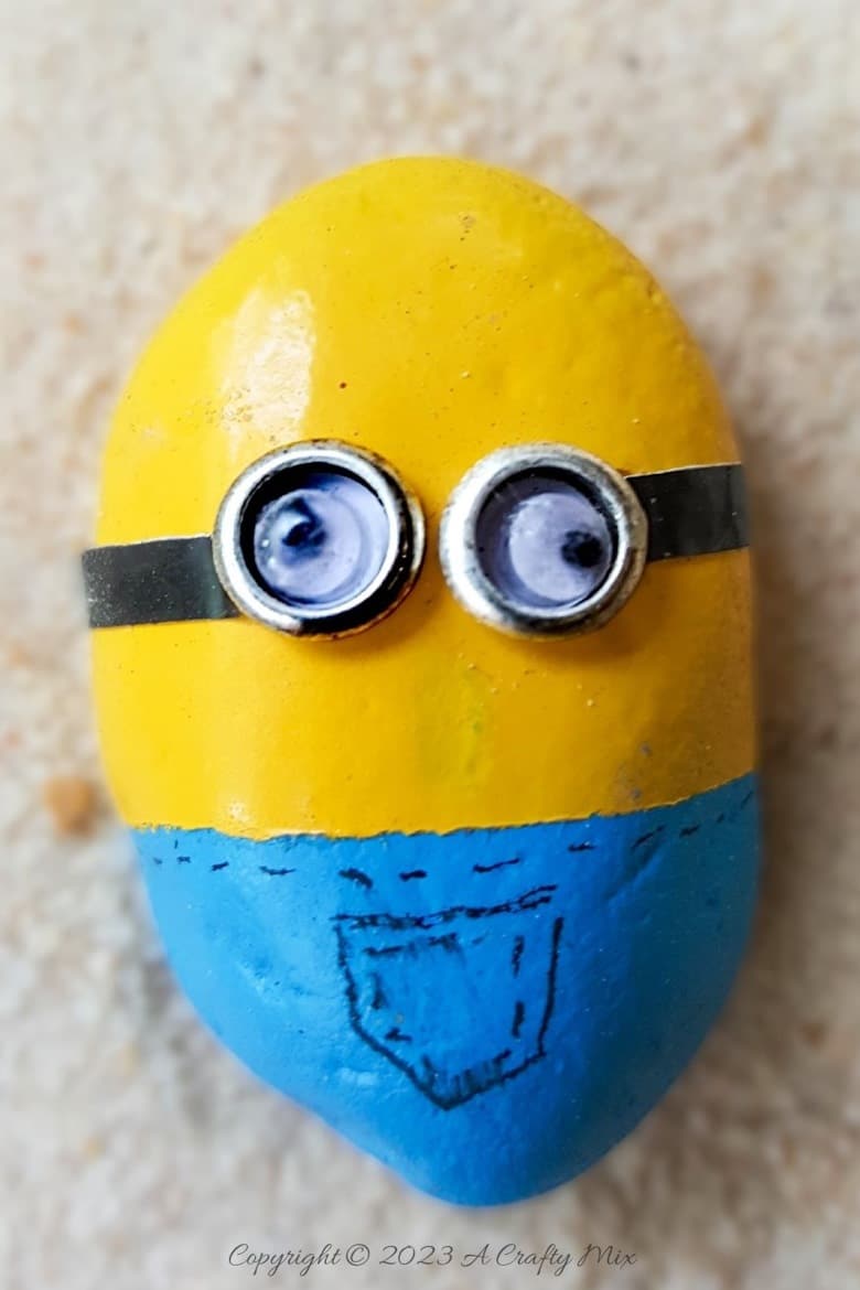 Calling all minion fans. These easy-to-make little guys are a huge hit with the kids and can be done in under an hour. You can give each one their own unique character and we'll even show you how to make their evil purple cousins. Get the full tutorial at A Crafty Mix