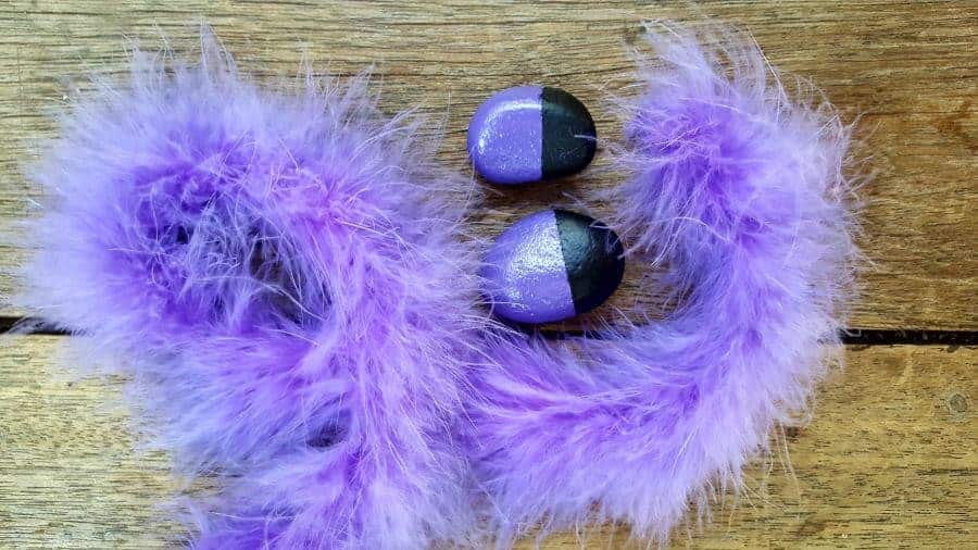 A purple mini feather boa is great for making wild minion hair. #minioncraftideas #minioncrafts #pebbleminions #evilminions #craftideas #kidscrafts #noughtsandcrosses #tictactoe #acraftymix