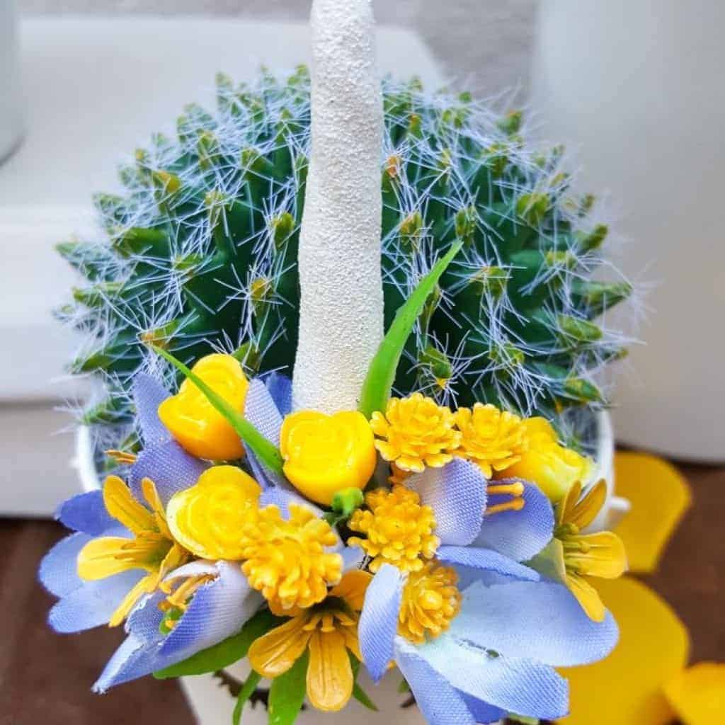 This cute unicorn bucket pencil holder is a lovely back to school gift idea. They can be used as small planters too and they're quick and easy to make using moldable plastic and some faux flowers. #backtoschool #unicorncrafts #pencilholder #DIYpencilholder #moldableplastic #instamorph #unicorn