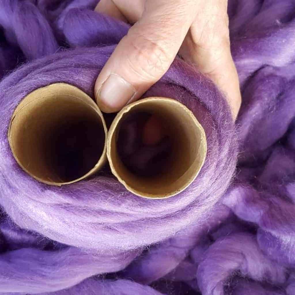 The best thing is you only need to roll it about three times around the rolls. #pompom #craft #tricks #tips #easycraft #acraftymix