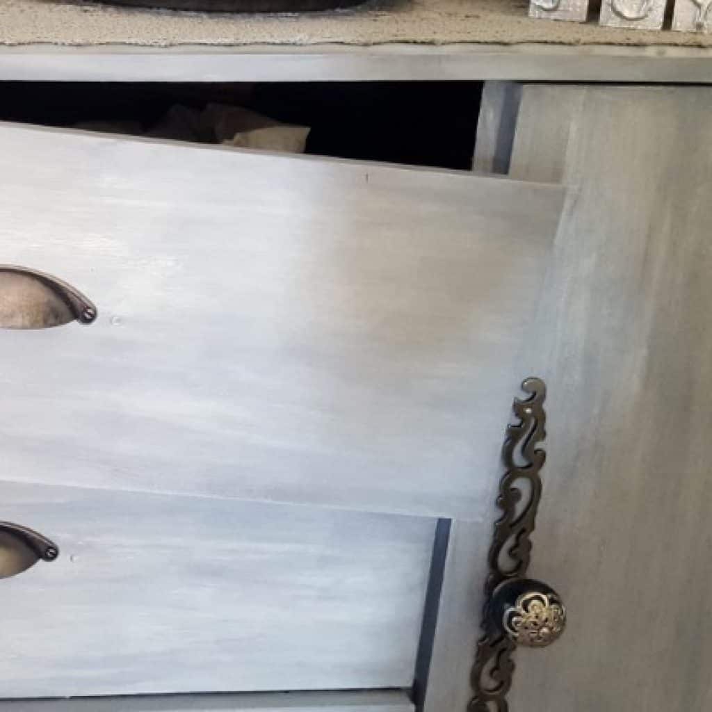 The broken drawers before we fixed them so they never fall or wobble again. #Tipsandtricks #acraftymix #brokendrawers #quickfix #easyDIYfix