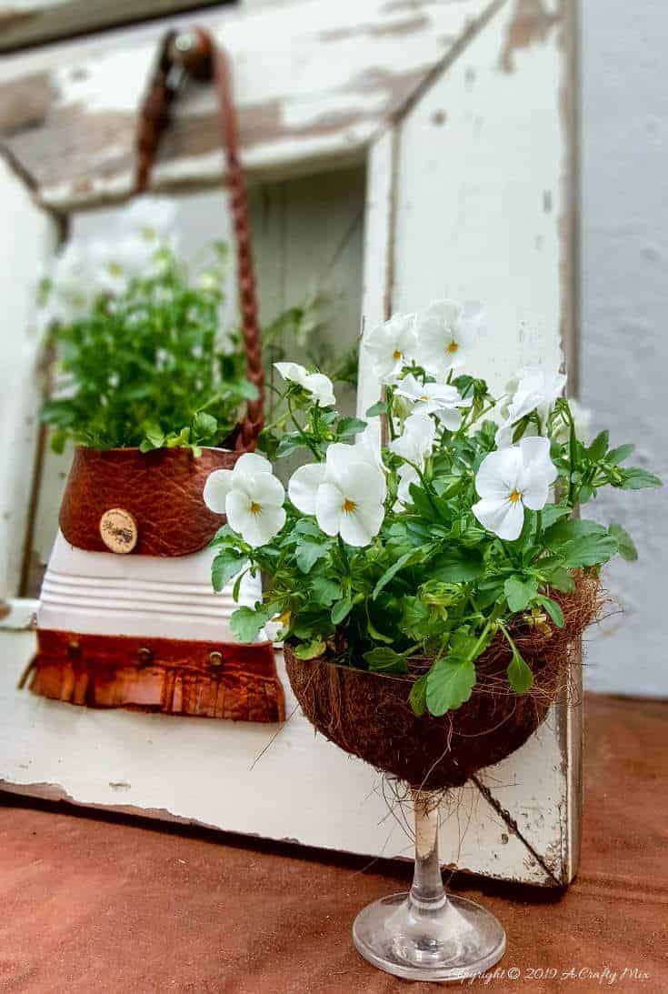Who does not like recycling tin cans and turning them into something fun and functional? This easy tin can handbag planter can be made in a morning and it makes such a lovely statement. Hang it outside or add it to your gallery wall, it&rsquo;s up to you. #tincan #recycle #repurpose #tincanrecycle #tincanplanter #acraftymix #creativetincanprojects #uniquetincanDIY