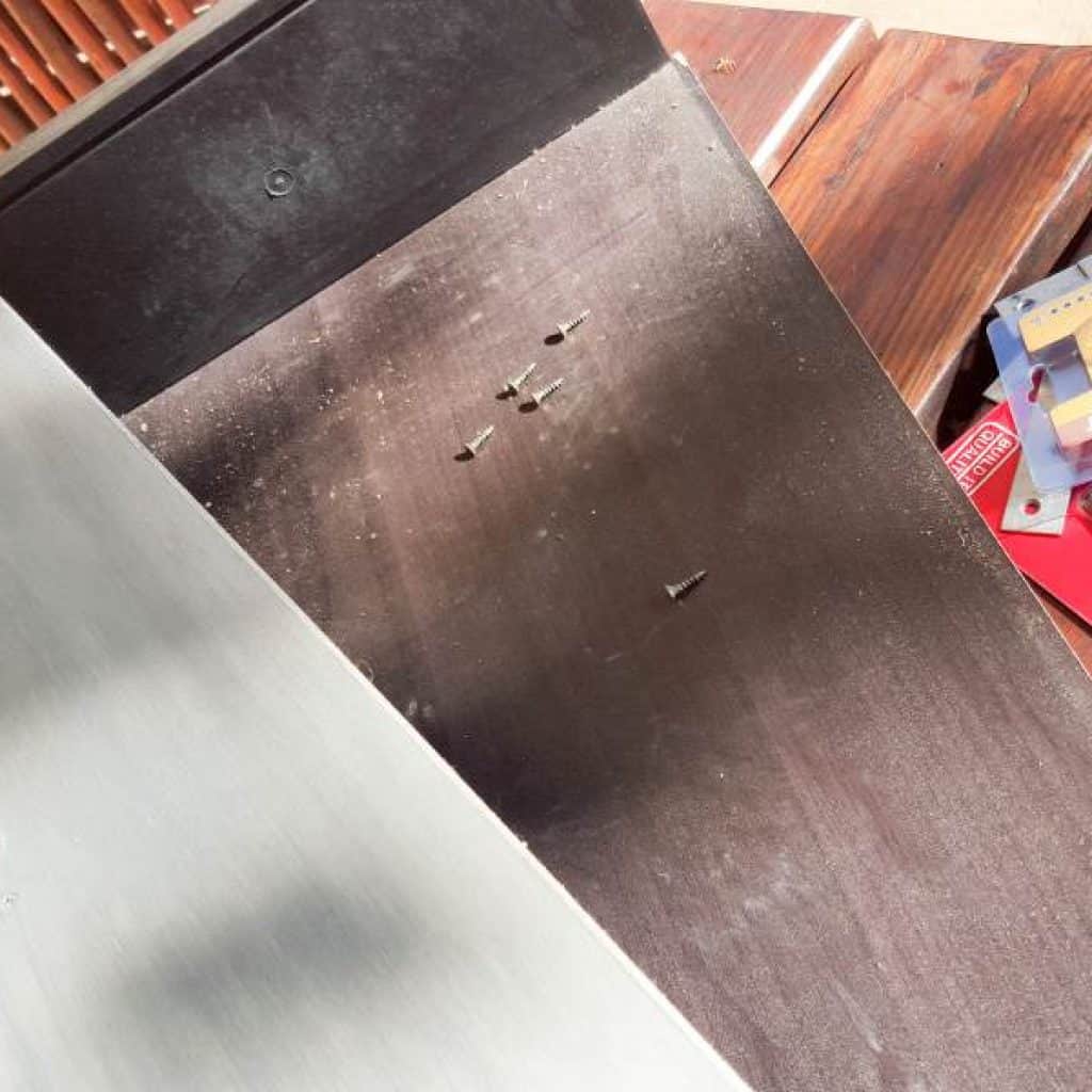 Taking the drawer fronts off. #Tipsandtricks #acraftymix #brokendrawers #quickfix #easyDIYfix