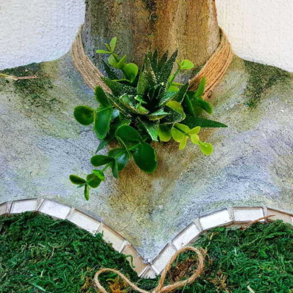 A great tutorial that shows you how to make a moss mannequin and how to get the faux concrete look. #Fauxconcrete #painteffects #mossmannequin #DIYTutorial #mosseffects #gardenart #acraftymix #recyclegardenart
