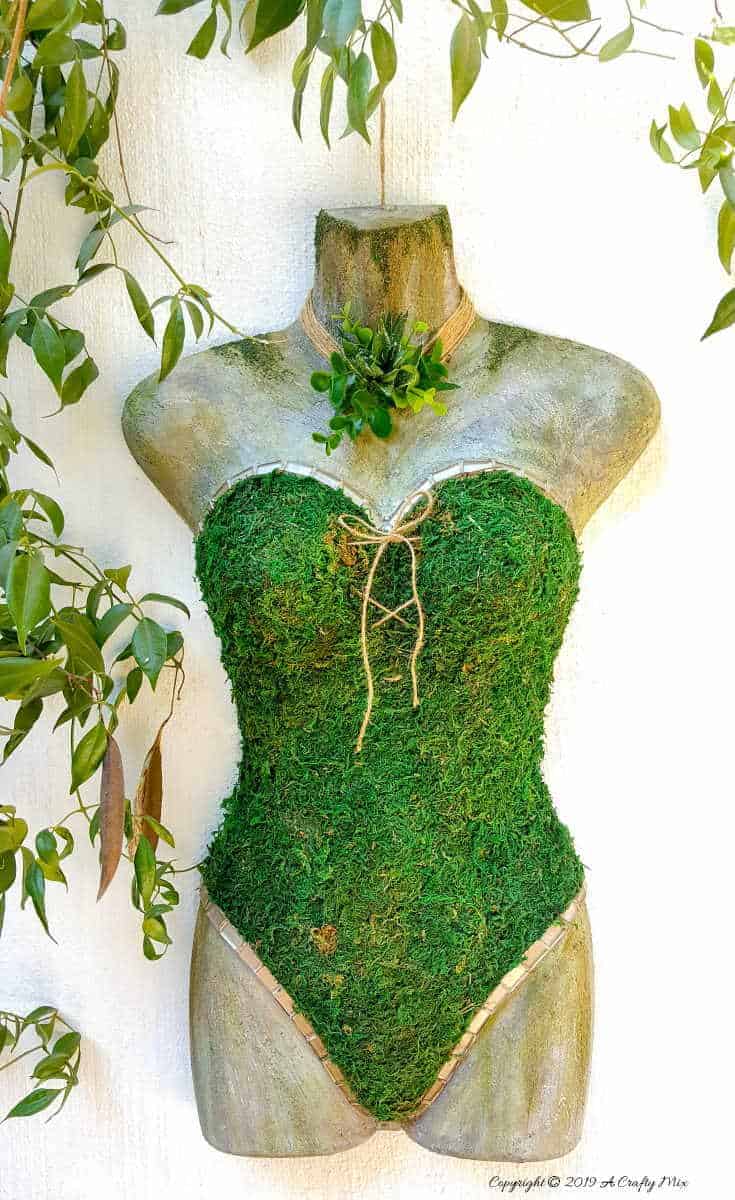How to repurpose a plastic mannequin and turn it into unique garden art. The tutorial includes how to create a faux concrete effect with craft paint. Love how the finished product turned out. #Fauxconcrete #painteffects #mossmannequin #DIYTutorial #mosseffects #gardenart #acraftymix #recyclegardenart