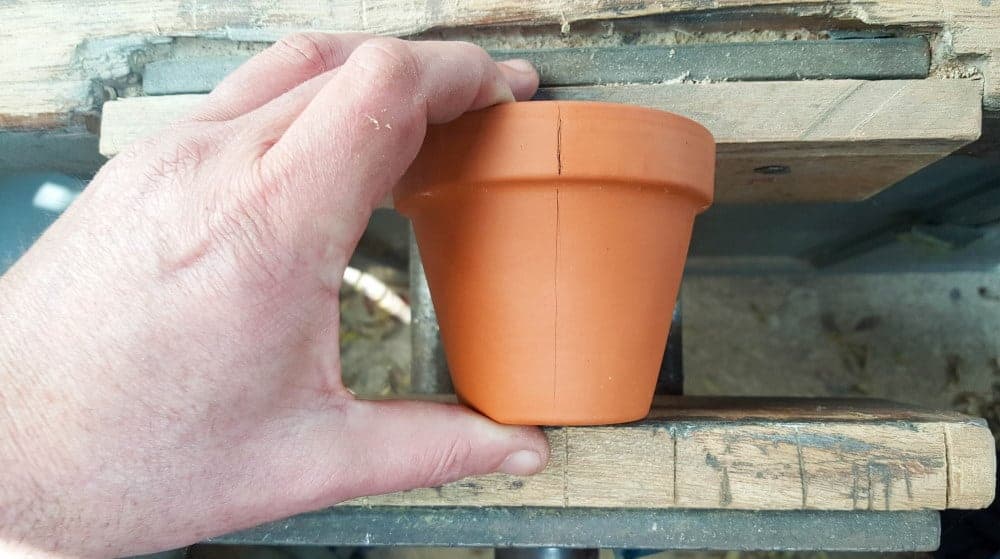 Place the terracotta pots in a vice to secure #terracottapots #treeplanters #easycrafts #planterideas #terracottaplanters #acraftymix