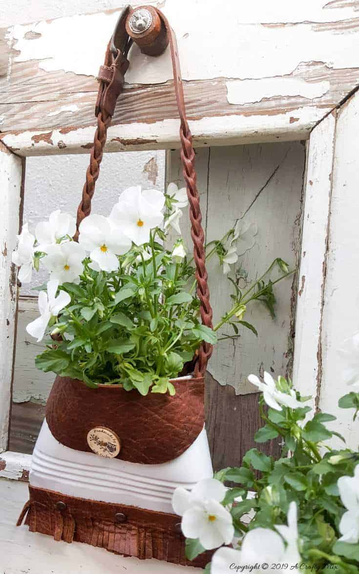 A beautiful idea to recycled a tin can and turn it into a handbag styled planter. Great tutorial too with lots of pictures. #tincan #recycle #repurpose #tincanrecycle #tincanplanter #acraftymix #creativetincanprojects #uniquetincanDIY