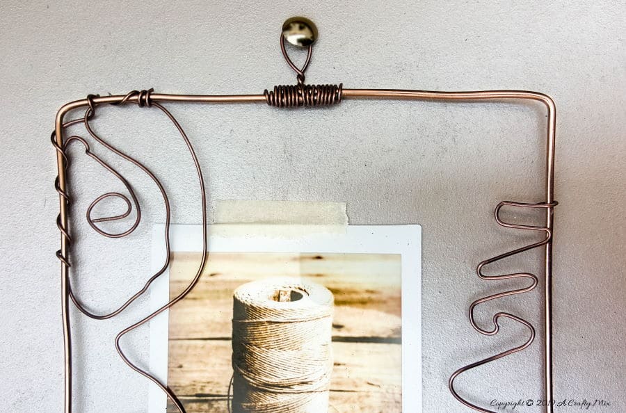 You can change the photos easily be simply using a little bit of masking tape to place them behind the frames #pictureframesDIY #wirepictureframe #pictureframes #gallerywall #creativepictureframes #polaroid #Fujifilm #Instax