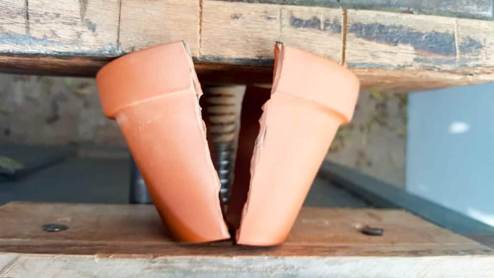 The other side's cut has been made #terracottapots #treeplanters #easycrafts #planterideas #terracottaplanters #acraftymix