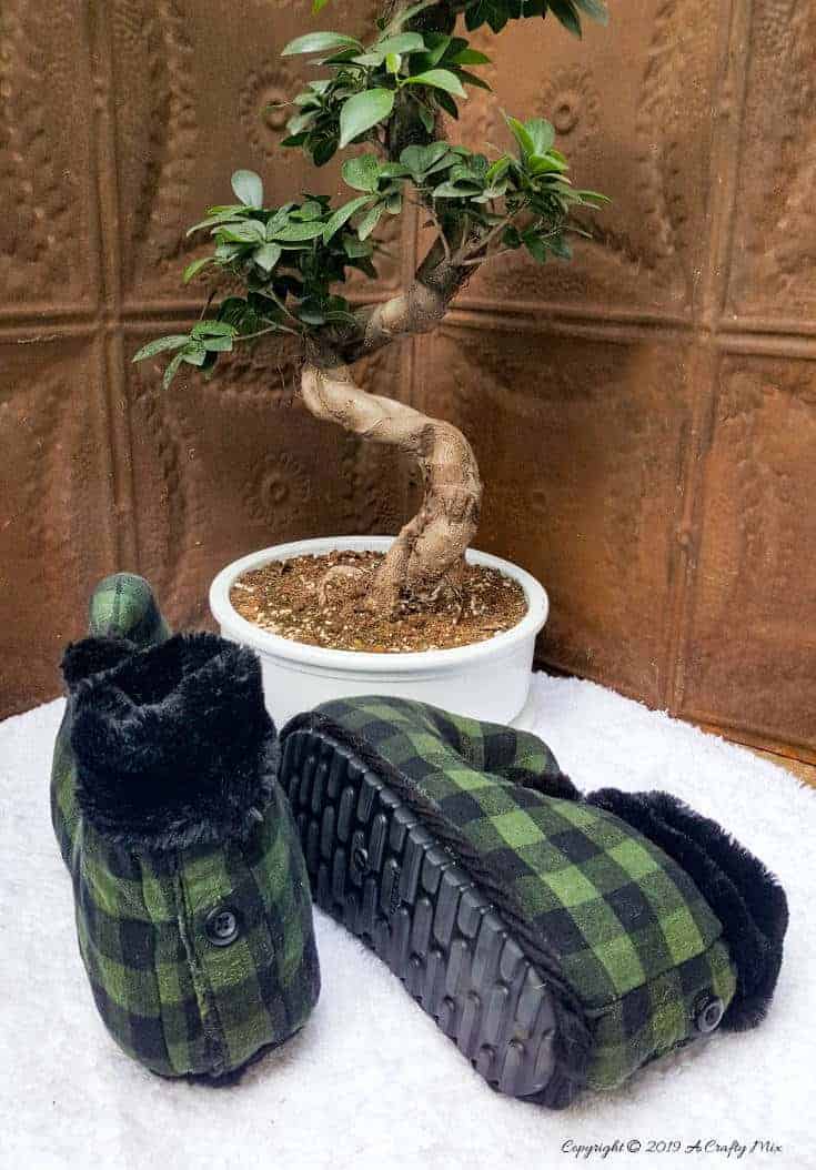 Make your own super comfy flip flop flannel slippers with an elfish twist. Includes free pattern. Share a Pattern #pattern #shareapattern #flannel #diy #craft #acraftymix #handmade #freeslipperpattern #slippers #easysew #easypattern #freepatterns #elfslippers
#easysewingpattern #easysewingproject #diyslippers