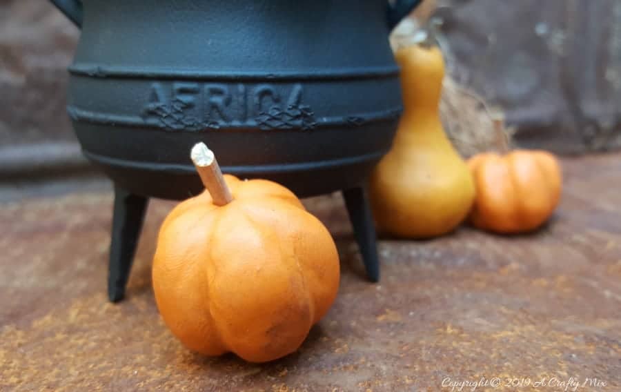 Miniature pumpkins made from clay #Halloweendecor #dollmakeover  #acraftymix #halloweentutorial #halloweenDIY #witchlegs #grandinroad #miniaturehalloween