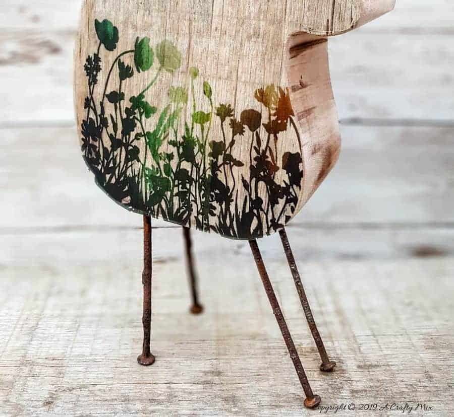 Another take on decorating the reindeers. #woodenreindeer #DIYReindeer #DIYRustyReindeer #RustyNailrepurpose #acraftymix # Reindeerdecor #reindeertemplate
