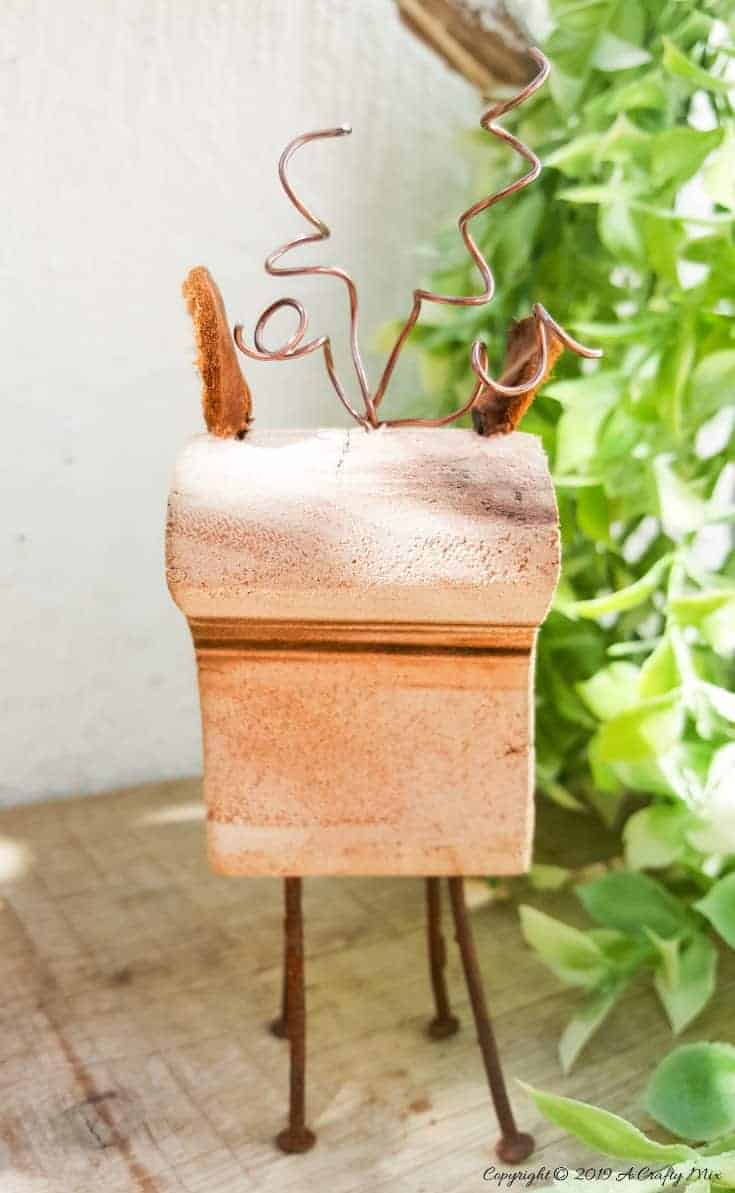 Front view of the baby reindeer. #woodenreindeer #DIYReindeer #DIYRustyReindeer #RustyNailrepurpose #acraftymix # Reindeerdecor #reindeertemplate