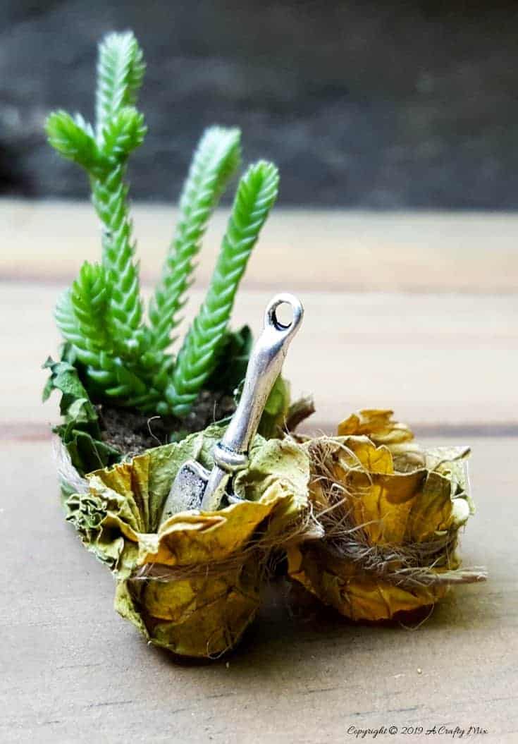 These whimsical fairy leaf bowls are so easy to make. They&rsquo;re perfect for adding a fun d&eacute;cor element to a fairy garden or dolls house. #FairyLeafBowl #FairyBowls #FairyDIYCrafts #ACraftyMix #FairyGardens #FairyCrafts #WhimsicalFairyCrafts #SimpleFairyCrafts