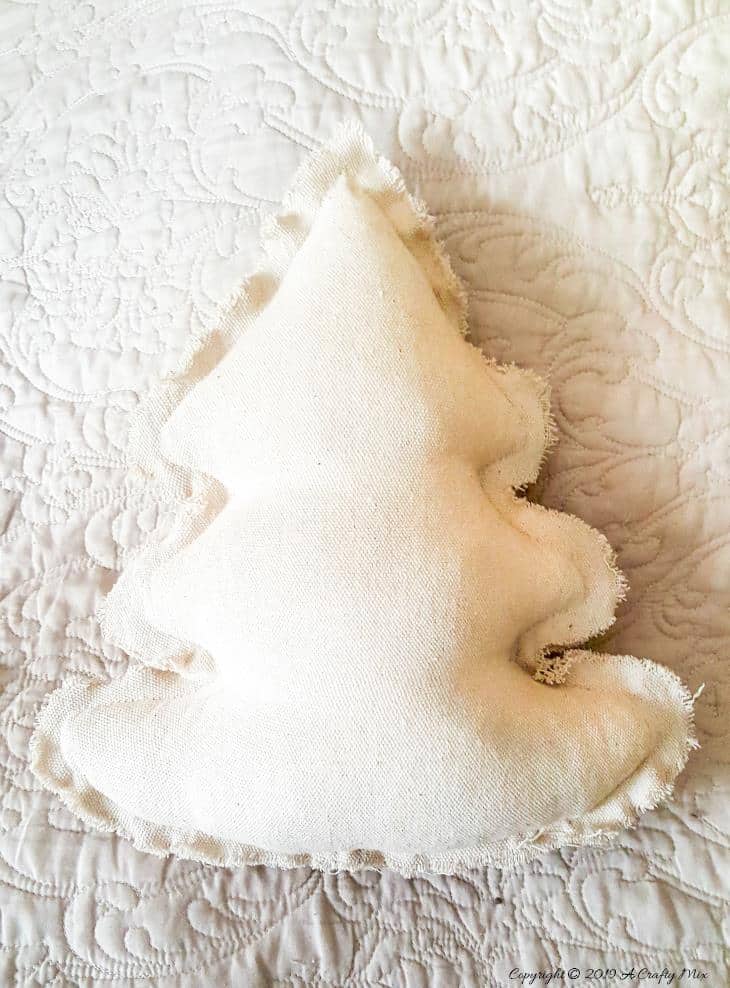 Turn the drop cloth Christmas tree in to a scatter cushion when you're done. #acraftymix #dropclothrepurpose #dropclothChristmas #dropclothDIY #dropclothcrafts #freepattern