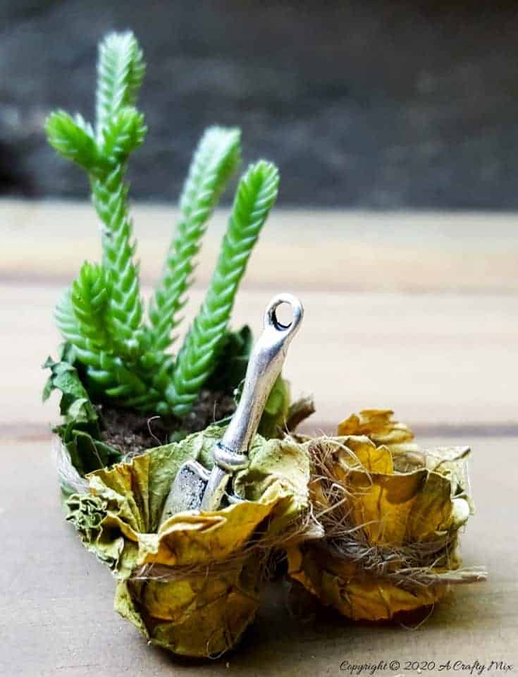 These whimsical fairy leaf bowls are so easy to make. They’re perfect for adding that a fun décor element to a fairy garden or dolls house. #FairyBowls #FairyDIYCrafts #ACraftyMix #FairyGardens #FairyCRafts #WhimsicalFairyCrafts #SimpleFairyCrafts
