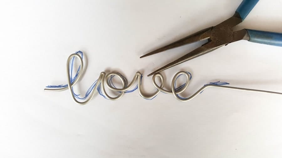 Use needle nose pliers for the sharp bends #gallerywall #acraftymix #valentinesday #lovearrow #bohodecor #lovedecor #DIYArrowdecor #ArrowPrintable #arrowDIY #arrowcrafts #DIYWirewords
