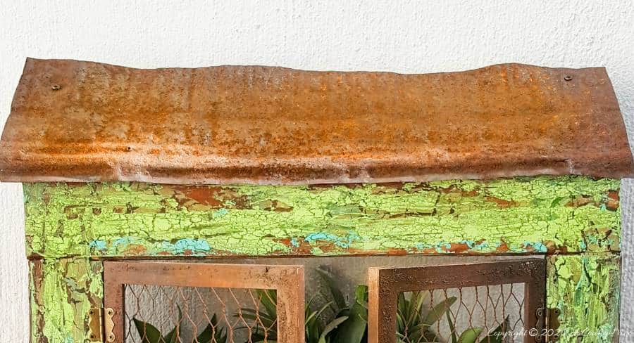 Cut a rusty ceiling tile and screw it on as a roof #UnicornSpitTechniques #Windowplanter #UnicornSpitRustEffect #FauxRustEffect #ACraftyMix #PictureFrameRepupose #UnicornSpitIdeas #PictureFrameCrafts #SpillingPlanter