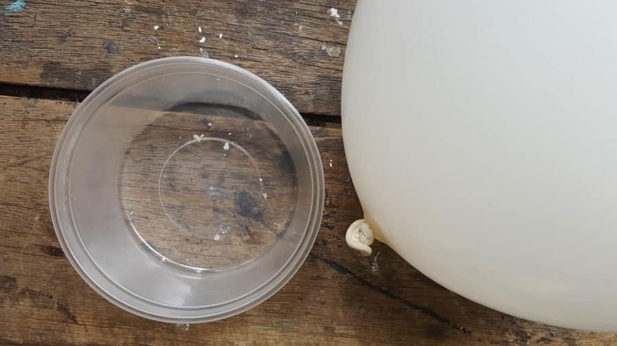 Use a cup or small container to balance the balloon #EasterEgg #GiantEgg #DIYConcreteEgg #ACraftyMix #FauxConcreteEgg #EasterCrafts #EasterEggCrafts