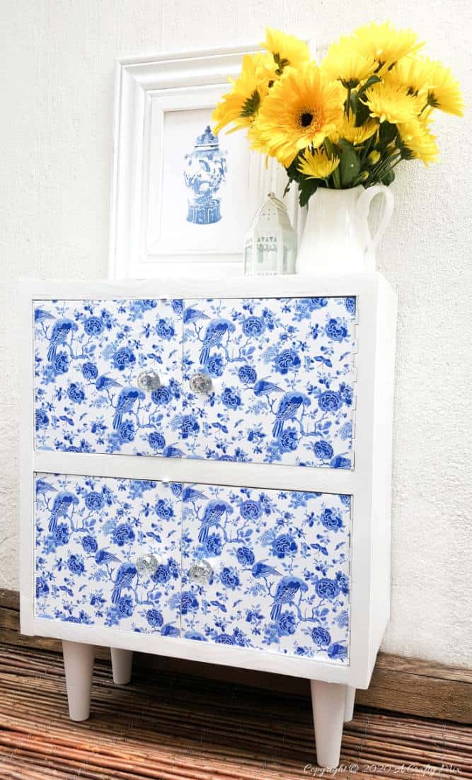 A gorgeous Chinioserie vinyl tile makeover that's easy to do and even easier to change #ChinoiserieDecor #VinylTile #EasyMakeOver #HomeDecorDIY #chinoiserietiles #ACraftyMix #blueandwhitedecor #chinoiseriechic #VinylTileDecor #DIYTutorial #TileVera