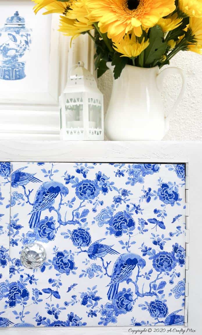 A gorgeous Chinioserie vinyl tile makeover that's easy to do and even easier to change #ChinoiserieDecor #VinylTile #EasyMakeOver #HomeDecorDIY #chinoiserietiles #ACraftyMix #blueandwhitedecor #chinoiseriechic #VinylTileDecor #DIYTutorial #TileVera