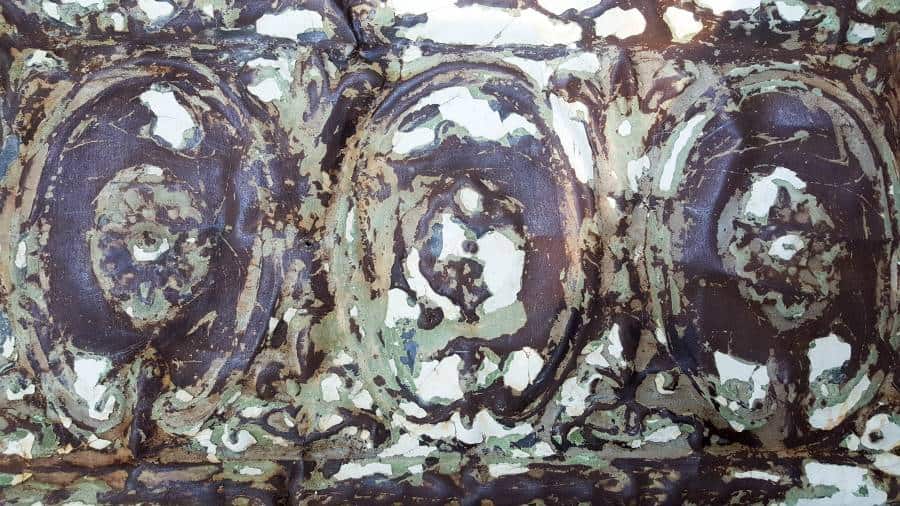 Spray with satin varnish to prevent further rust #farmhousedecor #rusticdecor #acraftymix #farmstyledecor #springproject #diyhomedecor #ceilingtilerepurpose