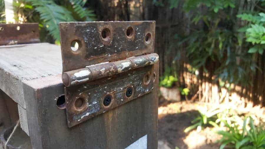Use a hinge to hang the bird feeder #DIYBirdFeeder #RecycledBirdFeeder #RusticBirdFeeder #aCraftyMix #Woodenbirdfeeder #PalletBirdFeeder #UniqueBirdFeeder