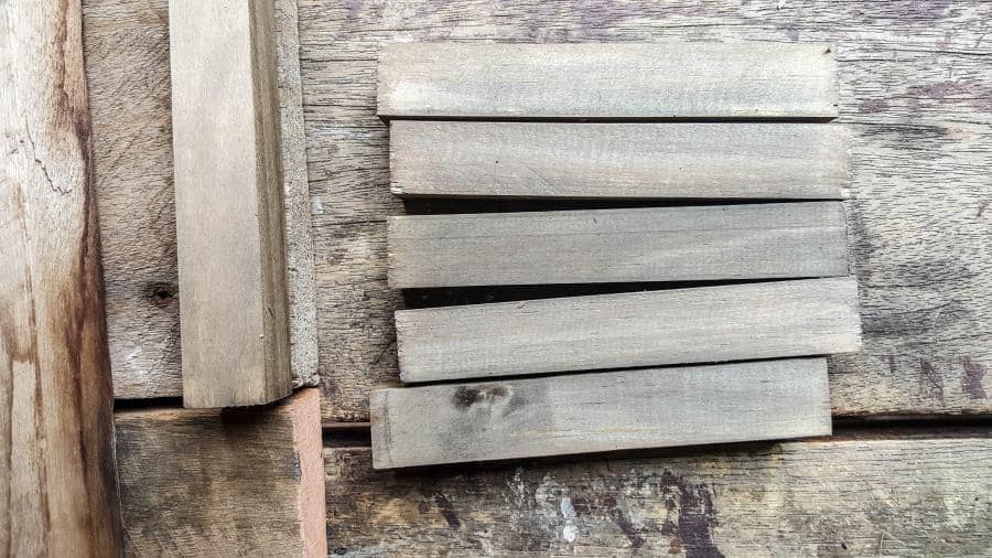 Measure and cut the 2 x 2 #DIYBirdFeeder #RecycledBirdFeeder #RusticBirdFeeder #aCraftyMix #Woodenbirdfeeder #PalletBirdFeeder #UniqueBirdFeeder