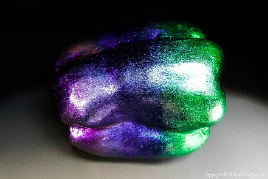 Get the full tutorial on how to achieve this gorgeous jewel-like effect by layering Sparkling Unicorn SPiT onto a concrete form. #SparklingUnicornSpit #UnicornSpitConcrete #acraftymix #Greenpepperjewel #ConcreteUnicornspit #concretejewel #unicornspitsparkling #howtouseunicornspit #unicornspittutorial #unicornspitDIY