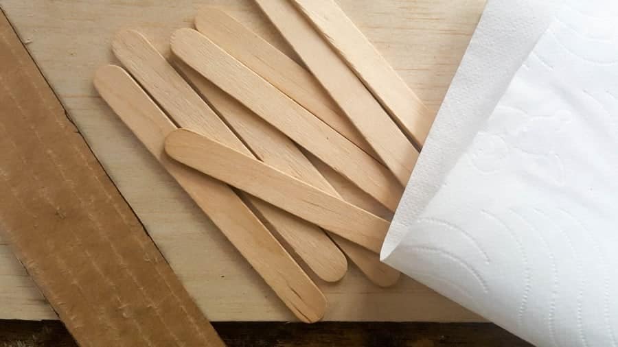 To make the mini toilet paper storage you'll need ice cream sticks, skewers and balsa wood