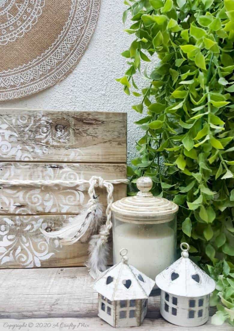 If you&rsquo;re looking for a fun way to display some of your special snaps, you&rsquo;re going to love this hinged picture frame made from scrap wood. Both the outside and inside can be customized to suit your d&eacute;cor style and it&rsquo;s super easy to change the photos or pics around without having to remove the glass and backing first. They make lovely gifts too. #HingedPictureFrame #DIYPictureFrame #TableTopFrame #ACraftyMix #DIYHomeDecor #EasyDIYFrame