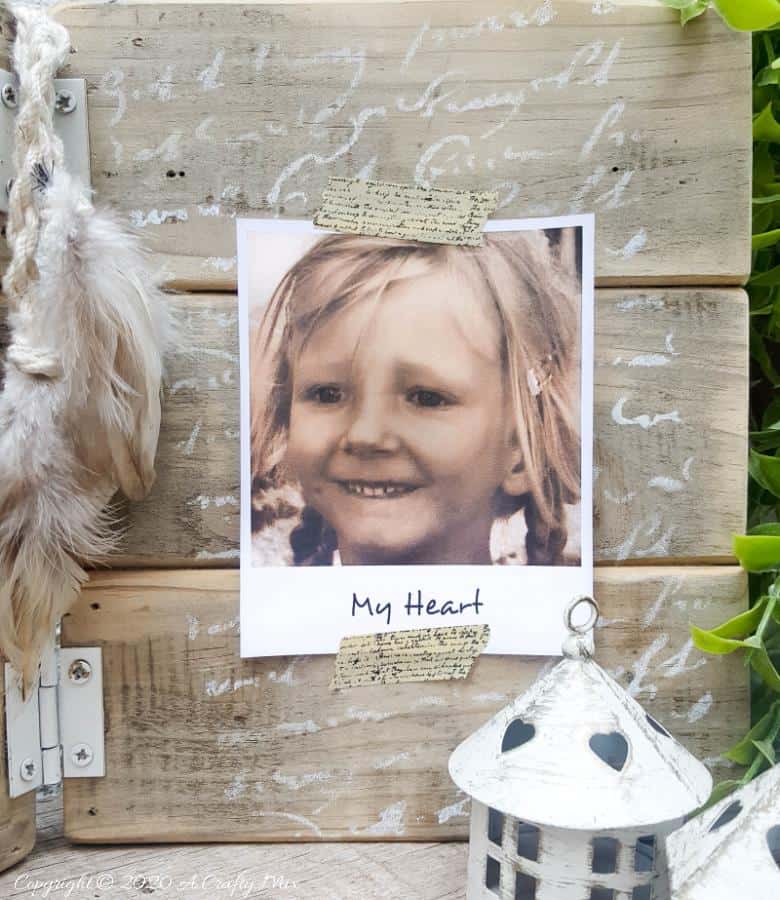 If you&rsquo;re looking for a fun way to display some of your special snaps, you&rsquo;re going to love this hinged picture frame made from scrap wood. Both the outside and inside can be customized to suit your d&eacute;cor style and it&rsquo;s super easy to change the photos or pics around without having to remove the glass and backing first. They make lovely gifts too. #HingedPictureFrame #DIYPictureFrame #TableTopFrame #ACraftyMix #DIYHomeDecor #EasyDIYFrame