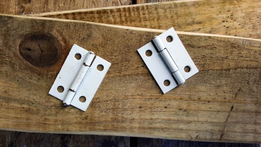 For the hinged tabletop picture frame you'll need scrap wood, skewers and two hinges