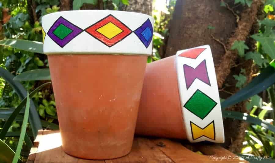 Add a little African magic to your garden with these gorgeous Ndebele planters that take less than 10 minutes to make. The full tutorial includes a set of free printables to make your own. #ndebelepattern #ndebeleart #ndebeleplanter #acraftymix #localislekker #DIYPlanter
