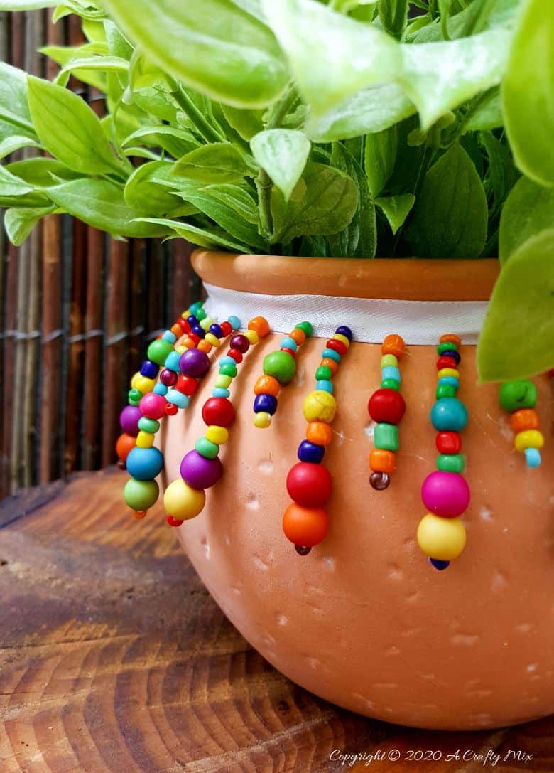Add a little African magic to your garden with this gorgeous Ndebele beaded planter. The tutorial will show you how to make the planters in two different styles. #ndebelepattern #ndebeleart #ndebeleplanter #acraftymix #localislekker #DIYPlanter #BeadedPlanter