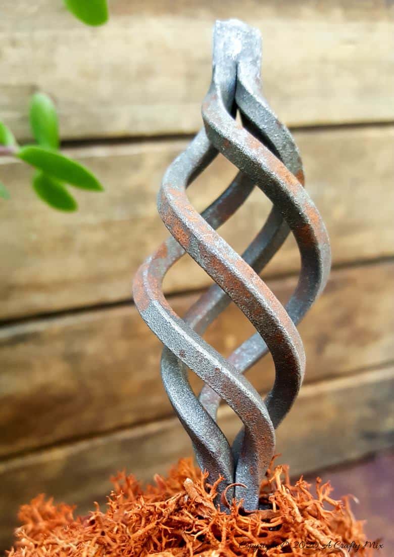 Ever wondered what happened to Cinderella’s pumpkin coach after she and the Prince got married and lived happily ever after? Those little mice turned it into their secret hideaway and they shared the tutorial on how they did it with us. #FalldecorDIY #Pumpkincoach #ACraftyMix #PumpkinDecor #PumpkinCrafts