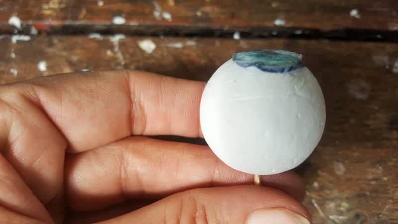 The iris won't lie completely flat on the ball