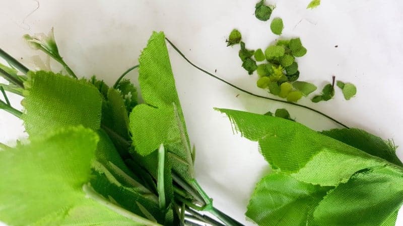 Cut the fake leaves into small pieces