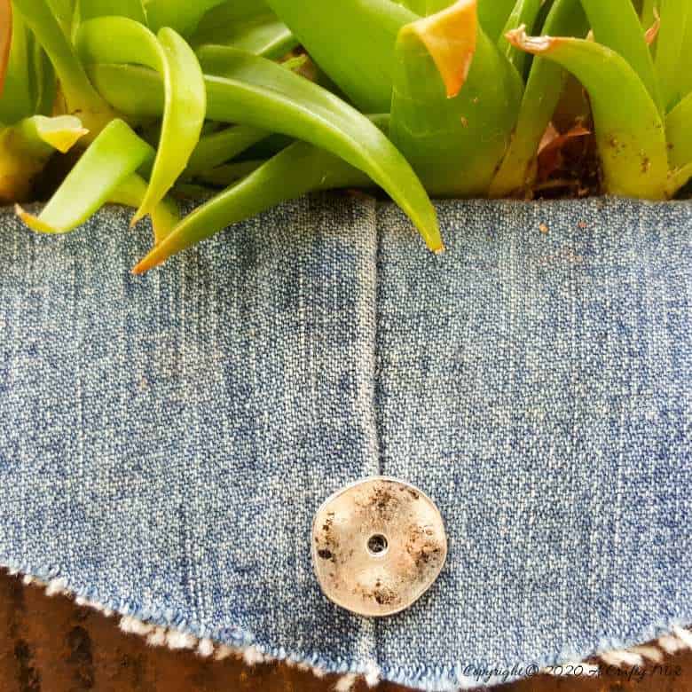 I love recycling tin cans into planters like this one. We call it the rusty tin can barrel bag planter. Quite a mouth full but it&rsquo;s really easy to do with things you would normally throw away. #Barrelbag #TinCanRepupose #ACraftyMix #DIYPlanter #TinCanPlanter #recycledtincan #DenimCrafts