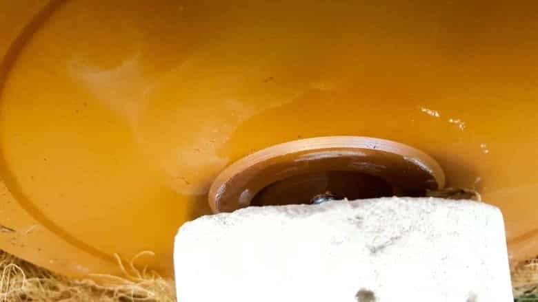 Insert the thread bar into the hole in the drip tray